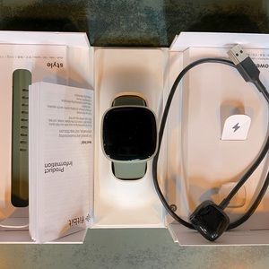 Fitbit Versa 3 -GPS, play music,call, text&appGoogle assist & Alexa built-in